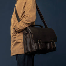Lade das Bild in den Galerie-Viewer, Umhängetasche Büffelleder doppelter Riemenverschluss-Rucksäcke und Umhängetaschen-Aunts & Uncles-Lederhaus Schliesselberger