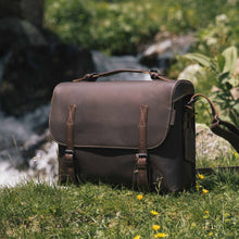 Lade das Bild in den Galerie-Viewer, Umhängetasche Büffelleder Old-School-Rucksäcke und Umhängetaschen-Aunts & Uncles-Lederhaus Schliesselberger
