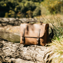 Lade das Bild in den Galerie-Viewer, Umhängetasche Büffelleder Old-School-Rucksäcke und Umhängetaschen-Aunts & Uncles-Lederhaus Schliesselberger
