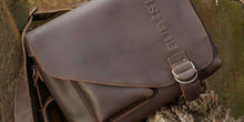 Lade das Bild in den Galerie-Viewer, Umhängetasche Büffelleder mittel-Rucksäcke und Umhängetaschen-Aunts & Uncles-Lederhaus Schliesselberger