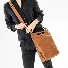 Lade das Bild in den Galerie-Viewer, Damentasche Premium-Rindleder modern-Rucksäcke und Umhängetaschen-Aunts & Uncles-Lederhaus Schliesselberger