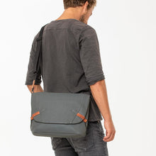 Lade das Bild in den Galerie-Viewer, Sportliche Umhängetasche Baumwollgewebe wasserabweisend-Rucksäcke und Umhängetaschen-Aunts & Uncles-Lederhaus Schliesselberger