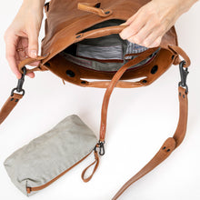 Lade das Bild in den Galerie-Viewer, Damentasche Premium-Rindleder modern-Rucksäcke und Umhängetaschen-Aunts & Uncles-Lederhaus Schliesselberger