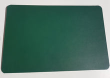 Lade das Bild in den Galerie-Viewer, Handgefertigte Schreibtischauflage aus Rindsleder (60 x 40 cm)
