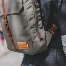 Lade das Bild in den Galerie-Viewer, Rucksack klein recycelte PET-Flaschen-Rucksäcke und Umhängetaschen-PropertyOf-Lederhaus Schliesselberger
