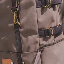 Lade das Bild in den Galerie-Viewer, Rucksack groß recycelte PET-Flaschen-Rucksäcke und Umhängetaschen-PropertyOf-Lederhaus Schliesselberger

